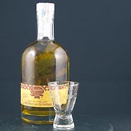 Licor de orujo con hierbas asturianas embotelladas